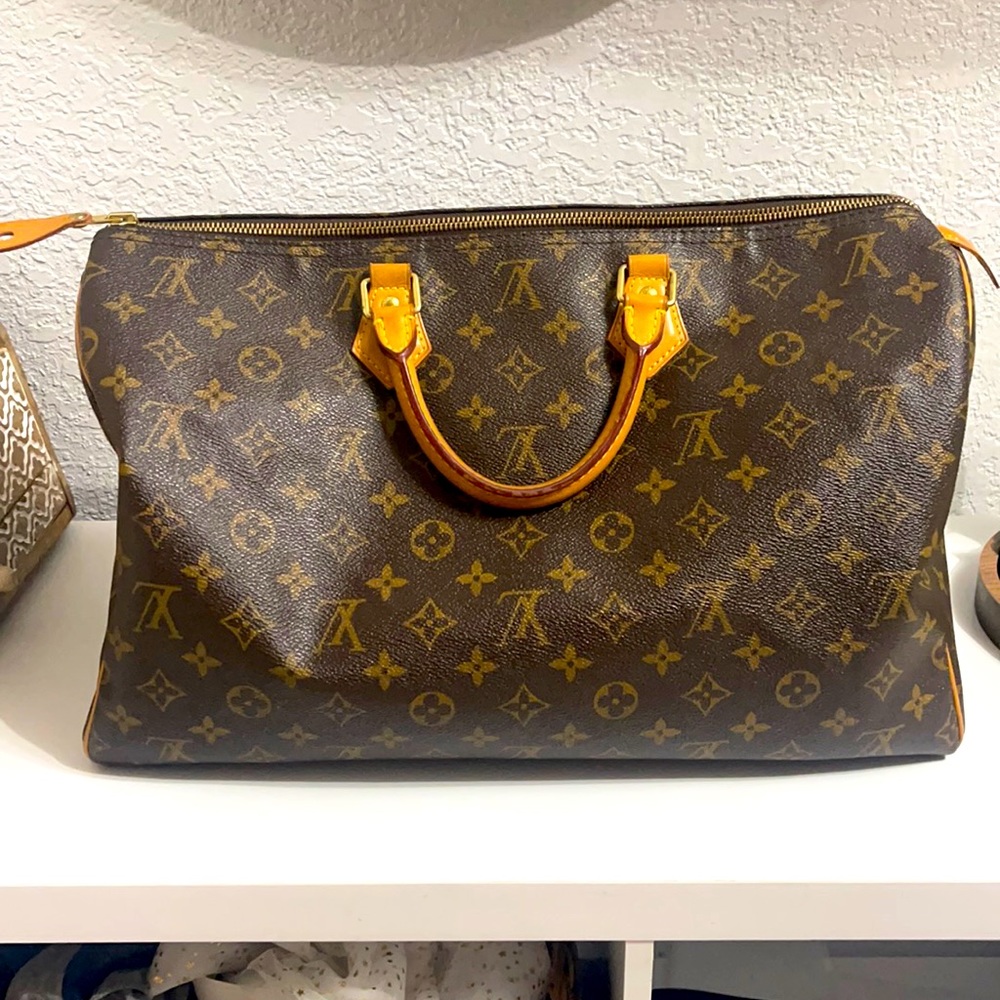 COPY - 40 mm bag mint condition , has initials ( SKT)